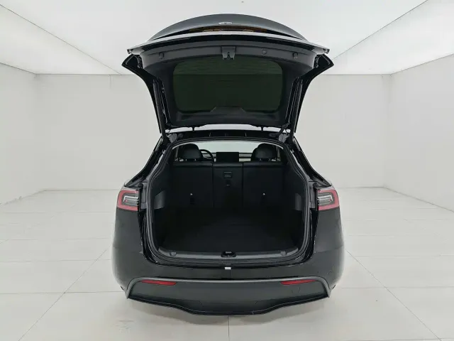 Tesla Model Y — Фото автомобиля 15