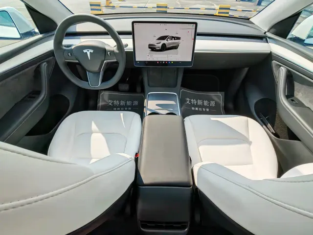 Tesla Model Y — Фото автомобиля 12