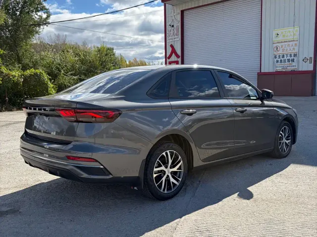 Geely Emgrand — Фото автомобиля 11