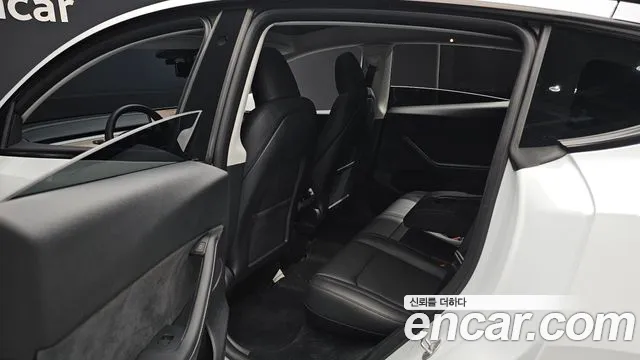 Tesla Model Y — Фото автомобиля 12