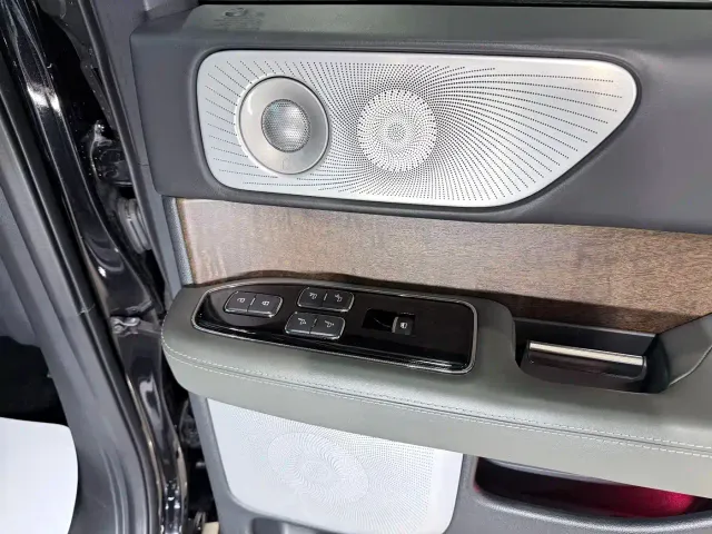 Lincoln Navigator — Фото автомобиля 19