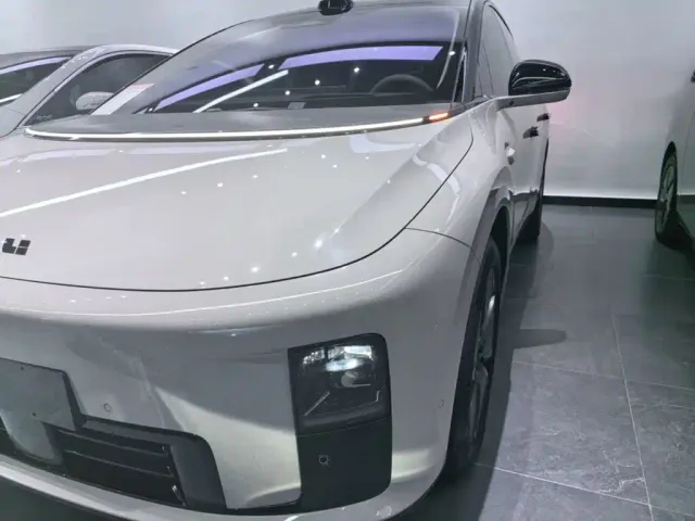 Li Auto i8 — Фото автомобиля 23