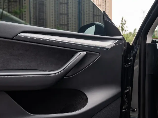 Tesla Model Y — Фото автомобиля 16
