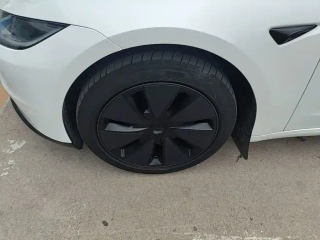 Tesla Model 3 — Фото автомобиля 22