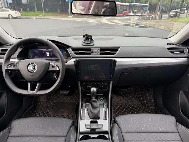 Skoda Superb — Фото автомобиля 10