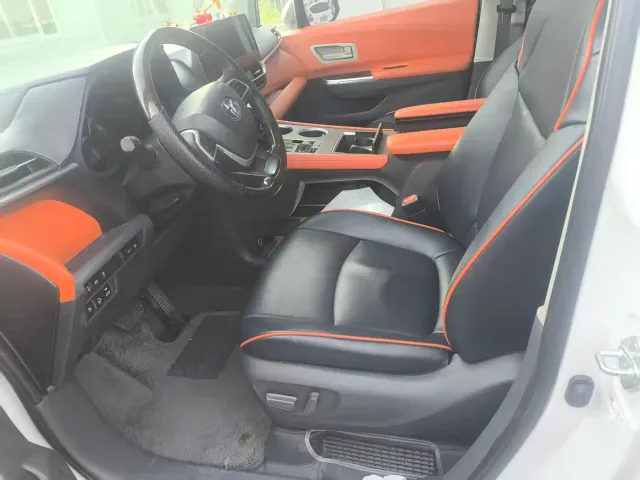 Toyota Sienna — Фото автомобиля 4