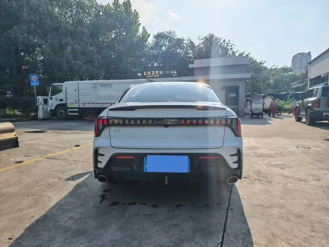 Lynk & Co 03 — Фото автомобиля 11