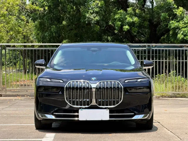 Фотография автомобиля — BMW 7 Series