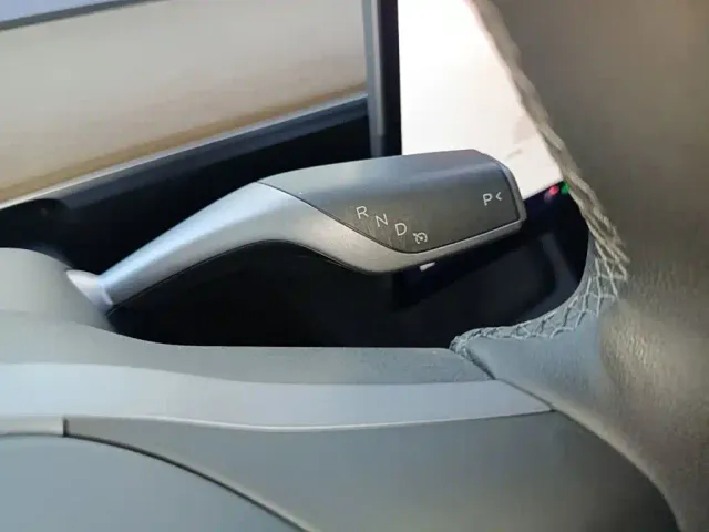 Tesla Model Y — Фото автомобиля 13