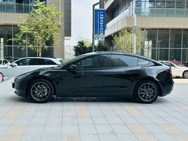 Tesla Model 3 — Фото автомобиля 4