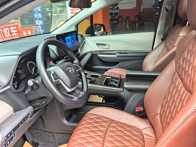 Toyota Sienna — Фото автомобиля 13