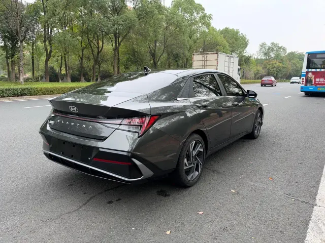 Hyundai Elantra — Фото автомобиля 11