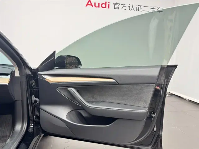 Tesla Model 3 — Фото автомобиля 12
