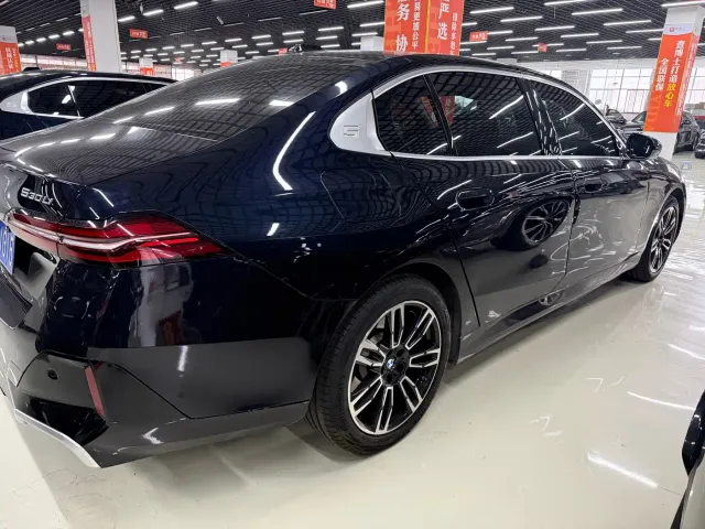 BMW 5 Series — Фото автомобиля 4