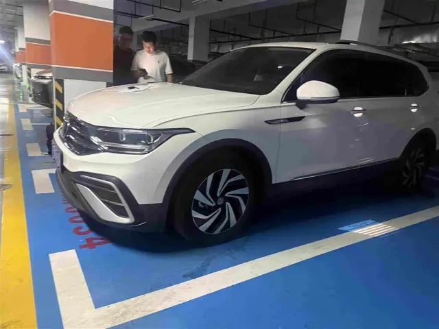 Фотография автомобиля — Volkswagen Tiguan L