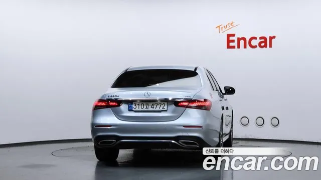 Mercedes-Benz E-Class — Фото автомобиля 4