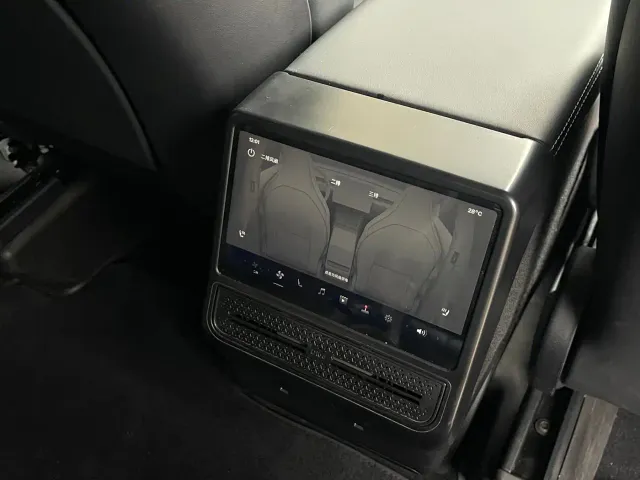 Tesla Model Y L — Фото автомобиля 27