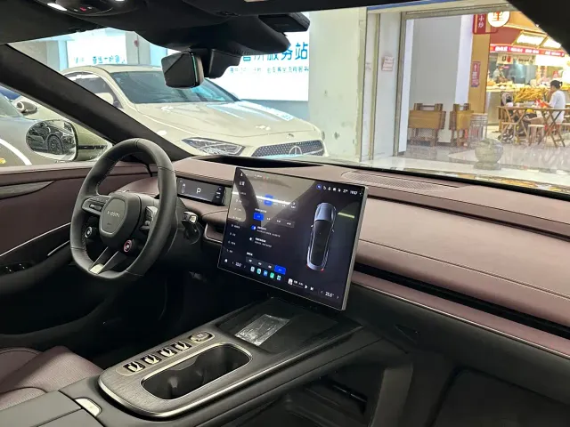 Xiaomi SU7 — Фото автомобиля 13