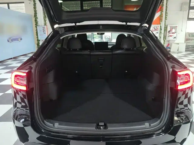 Tesla Model Y — Фото автомобиля 18