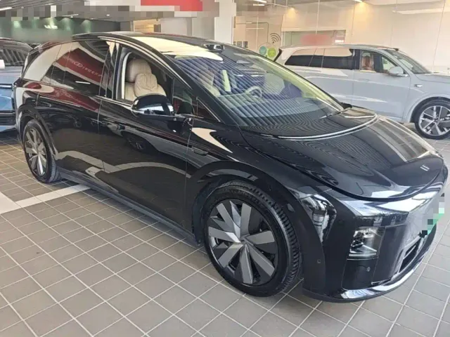 Li Auto i8 — Фото автомобиля 3