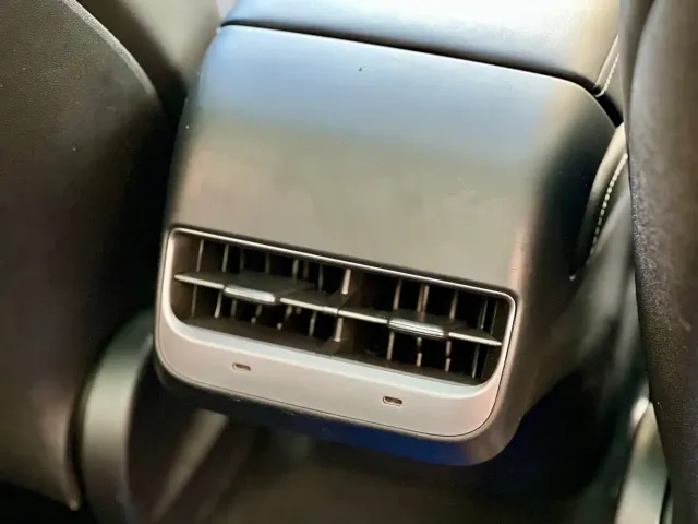 Tesla Model Y — Фото автомобиля 16