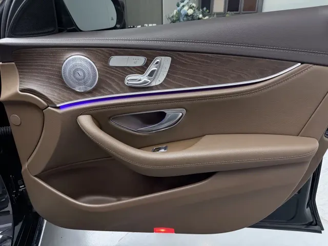 Mercedes-Benz E-Class — Фото автомобиля 24