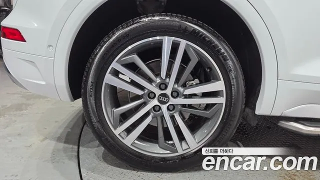 Audi Q5 45 TFSI quattro Premium — Фото автомобиля 4