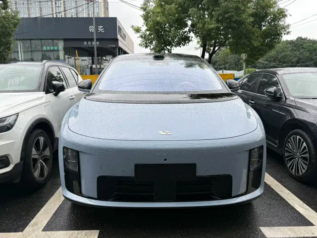 Li Auto i8 — Фото автомобиля 2
