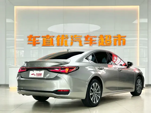 Lexus ES — Фото автомобиля 5