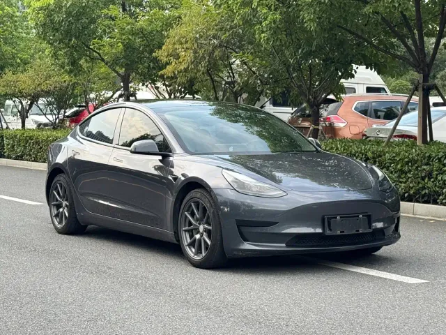 Tesla Model 3 — Фото автомобиля 9