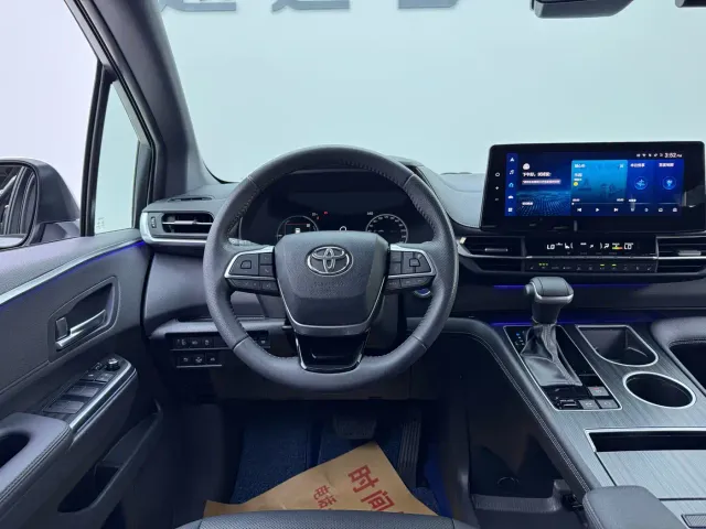 Toyota Sienna — Фото автомобиля 16