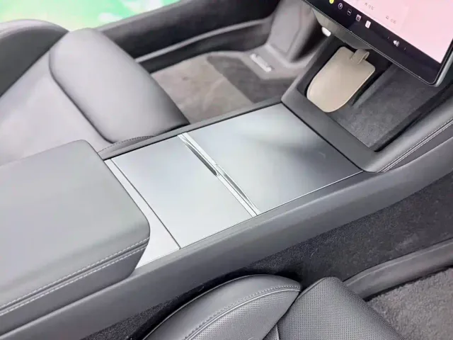 Tesla Model 3 — Фото автомобиля 11