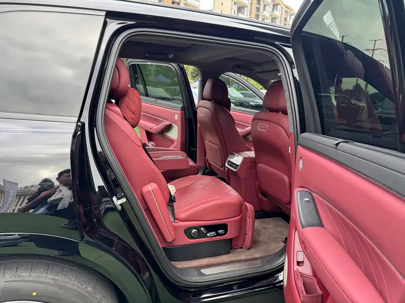 AITO Wenjie AITO M8 2025 Extended Range Ultra 53.4kWh 6-Seater — Фото автомобиля 12
