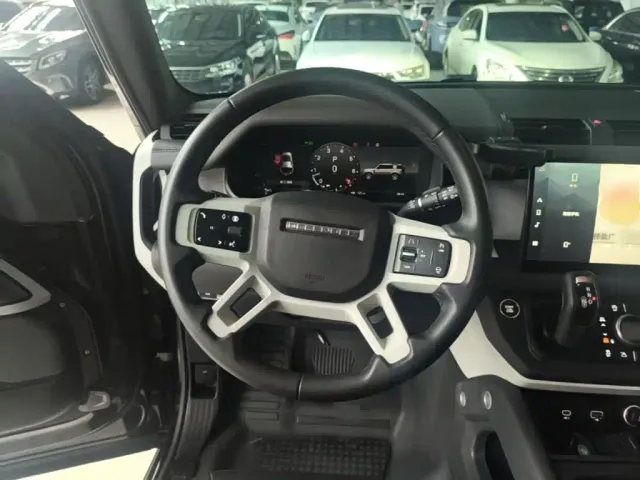 Land Rover Defender — Фото автомобиля 10