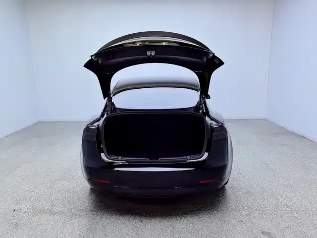 Tesla Model 3 — Фото автомобиля 6