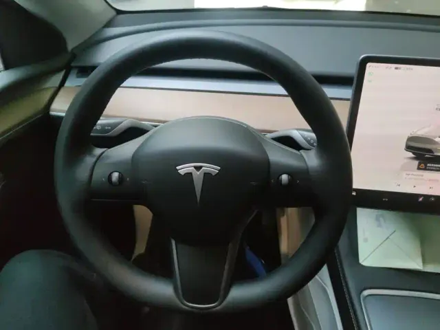 Tesla Model Y — Фото автомобиля 15