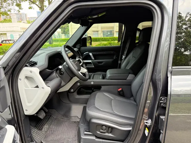 Land Rover Defender — Фото автомобиля 15