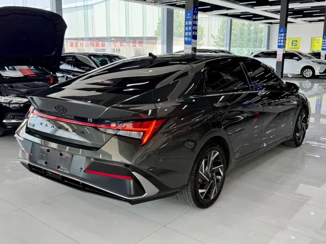 Hyundai Elantra — Фото автомобиля 12