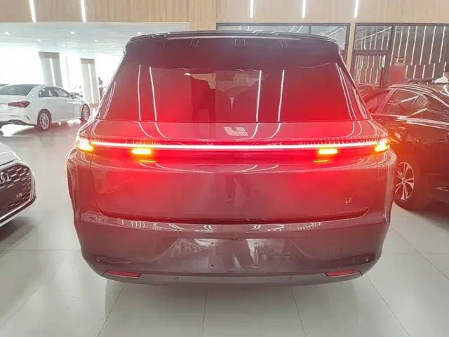 Li Auto L8 — Фото автомобиля 5