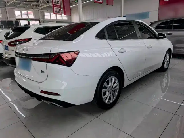 Roewe i5 — Фото автомобиля 12