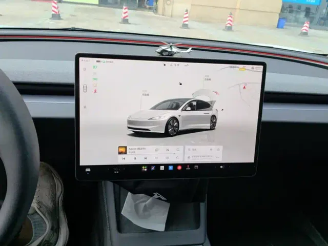 Tesla Model 3 — Фото автомобиля 13