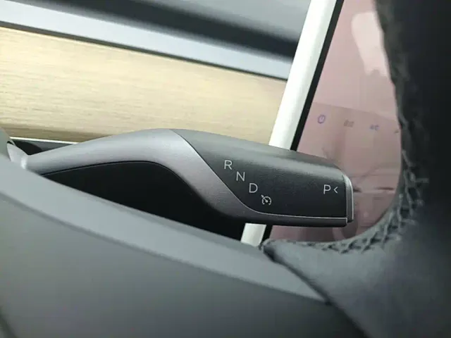 Tesla Model Y — Фото автомобиля 13