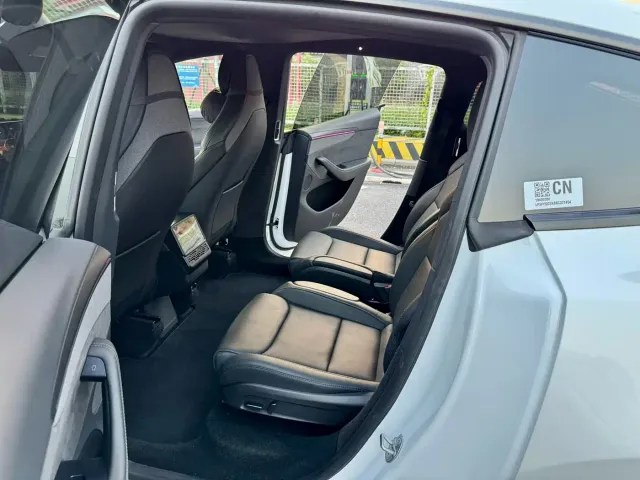 Tesla Model Y L — Фото автомобиля 9
