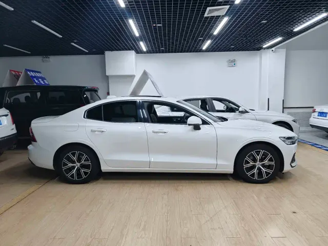 Volvo S60 — Фото автомобиля 9