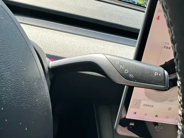 Tesla Model Y — Фото автомобиля 23
