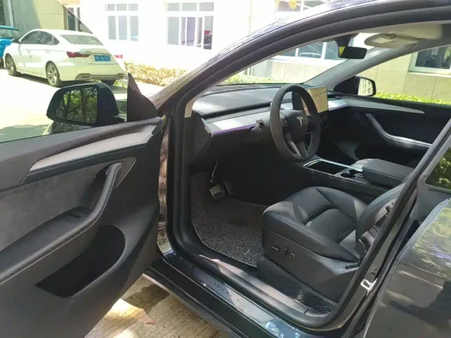Tesla Model Y — Фото автомобиля 15