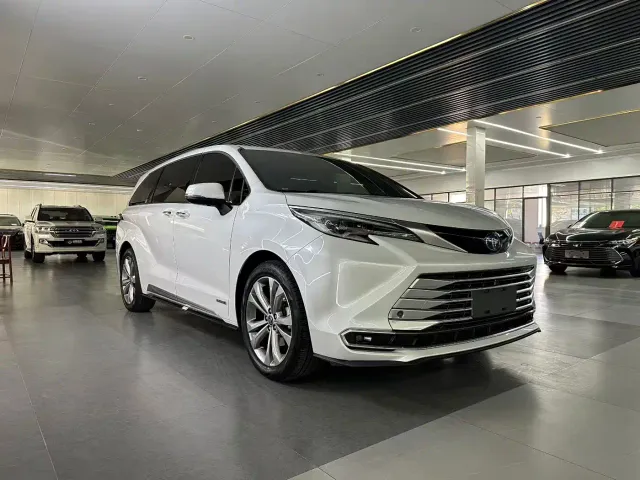 Toyota Sienna — Фото автомобиля 3
