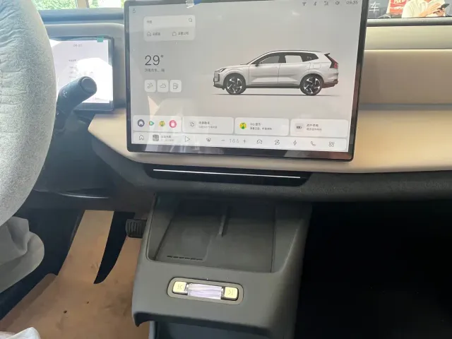Volvo XC70 Plug-in Hybrid — Фото автомобиля 7