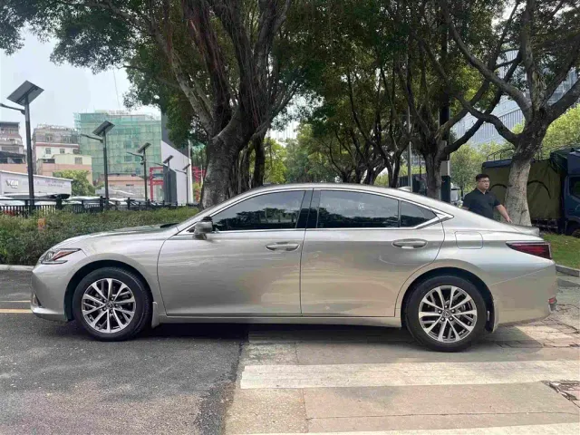 Lexus ES — Фото автомобиля 4
