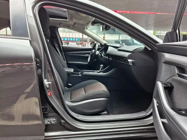 Mazda Axela — Фото автомобиля 19